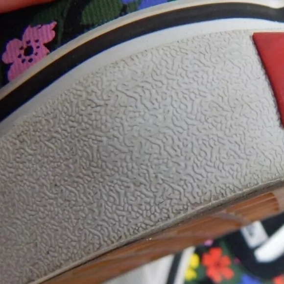 Vans Floral Printed Slip On Sneakers - Picture 6 of 10